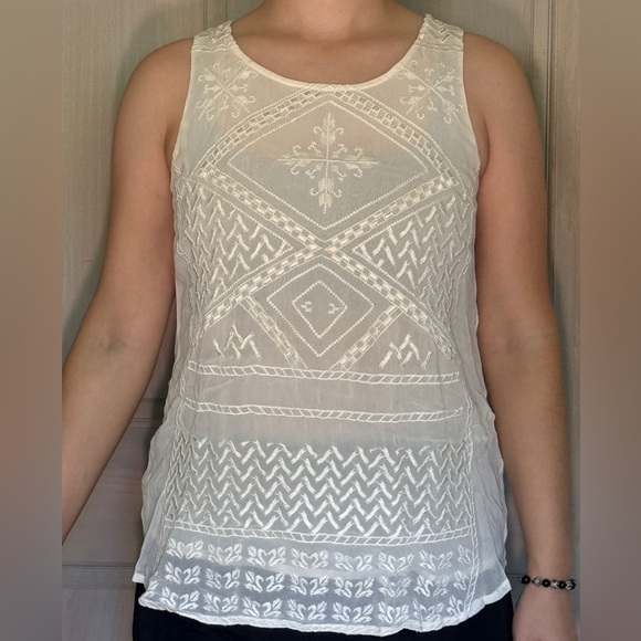 Cream colored embroidered pattern tank top - Picture 2 of 10